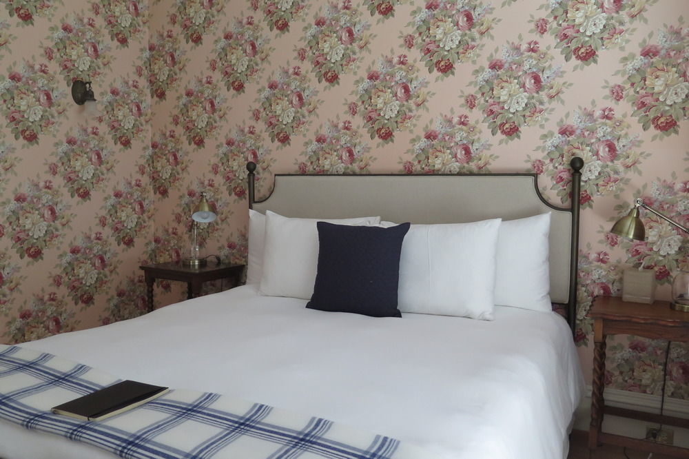 The Grape Leaf 4*